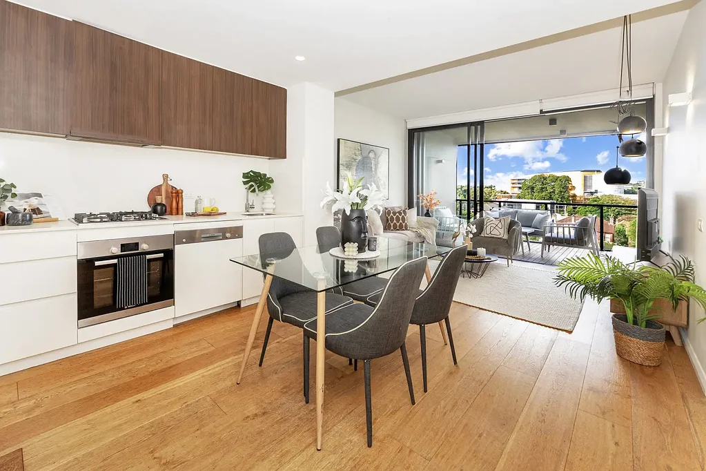 Kensington 2房 现代安全大楼 顶层公寓风格 东向阳台 煤气烹饪 Caesarstone台面 落地玻璃门 赛马场景观 2车位地下停车场 屋顶烧烤设施 步行可达UNSW SOPHISTICATED URBAN LIVING WITH STYLE, SPACE AND CONVENIENCE!