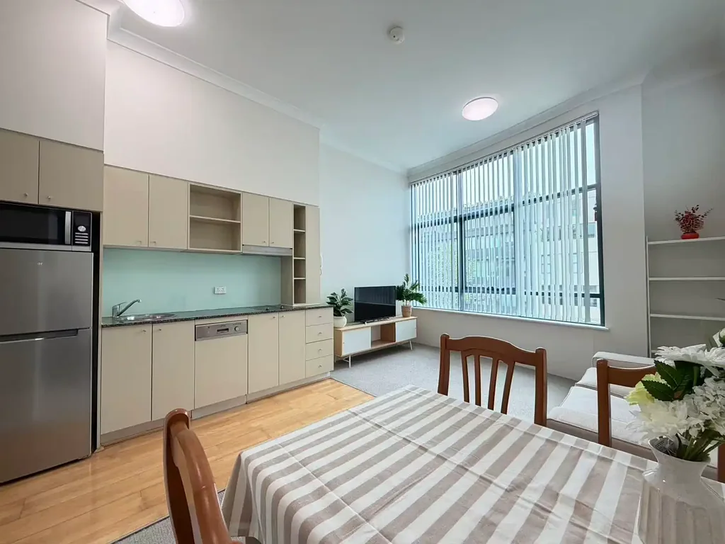 Neutral Bay 1房 Neutral Bay核心 高层北向 新装修 现代厨房 全浴缸 开放式空间 安全电梯 Effortless village living with this Delightful & Convenient Apartment