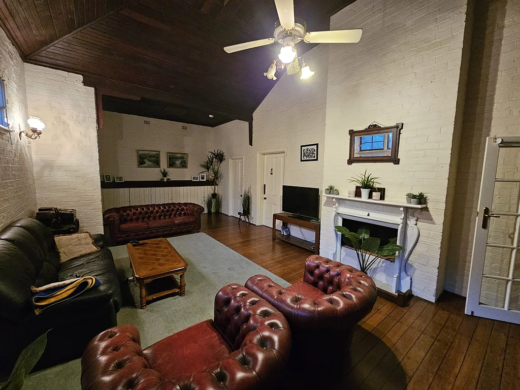Kojonup 4Habitaciones Charming 1920s Brick Home – Historic Character Meets Modern Comfort