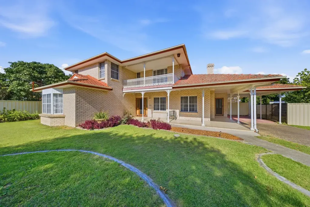 Cessnock 6房  COLOSSAL MASTERBUILT RESIDENCE!