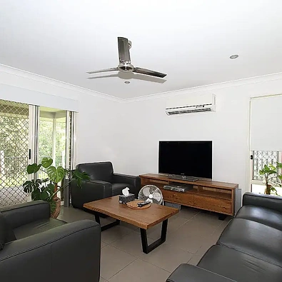 लिविंग रूम - 41 Burns Circuit, Augustine Heights, QLD 4300