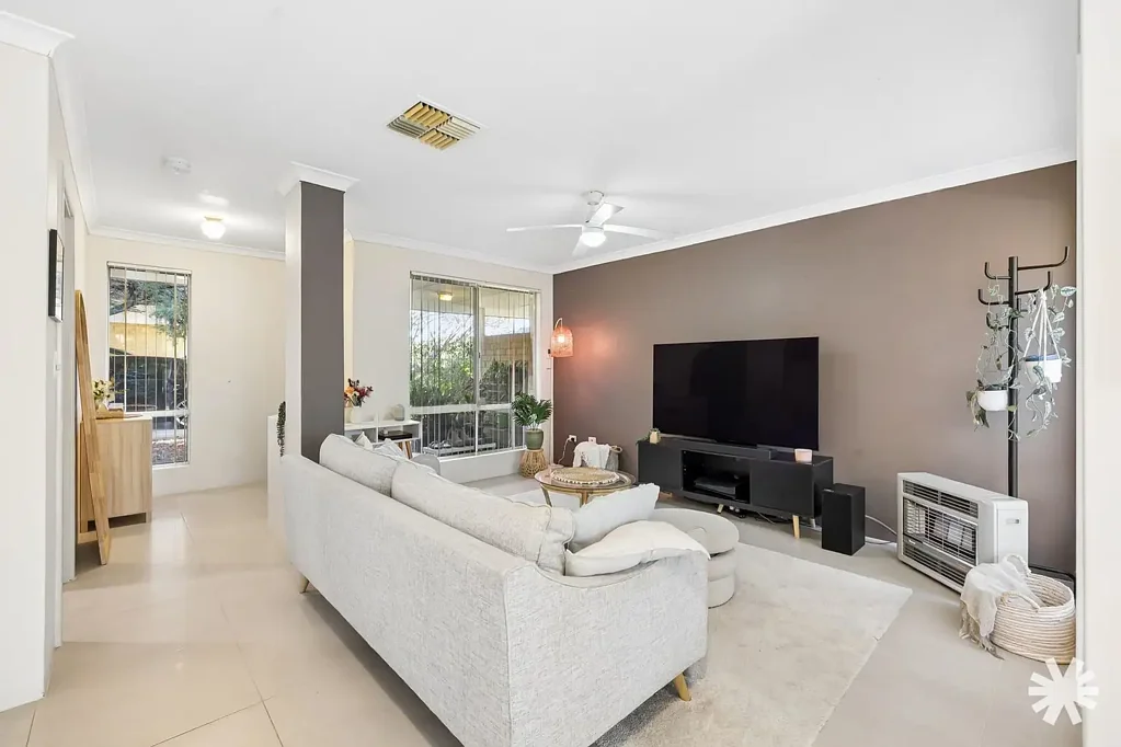 Maylands 3房  RIVERSIDE VILLA ON A GENEROUS CORNER LOT