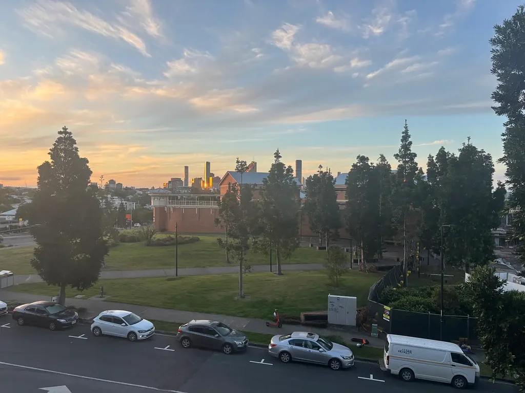 Inner-City Living (partly furnished) near Boggo Road Village!