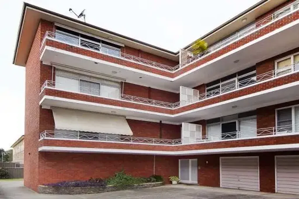 180SQM SUN BATHED TOP FLOOR 3BR APARTMENT WITH DOUBLE LOCK UP GARAGE