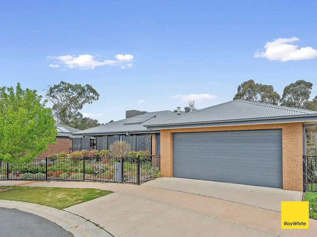 Strathdale 2कमरा Peaceful Court Living in Sought-After Strathdale