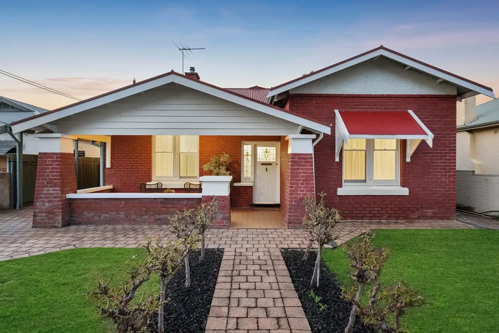 Glenelg East 4房  A Bungalow Beauty by the Coastline.