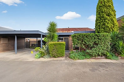 Sale 2 Slaapkamer Renovation Opportunity in a Convenient Sale Location