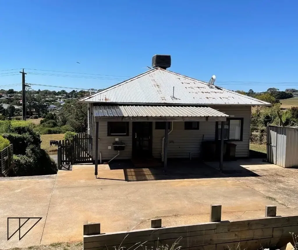Three bedroom home close to Town