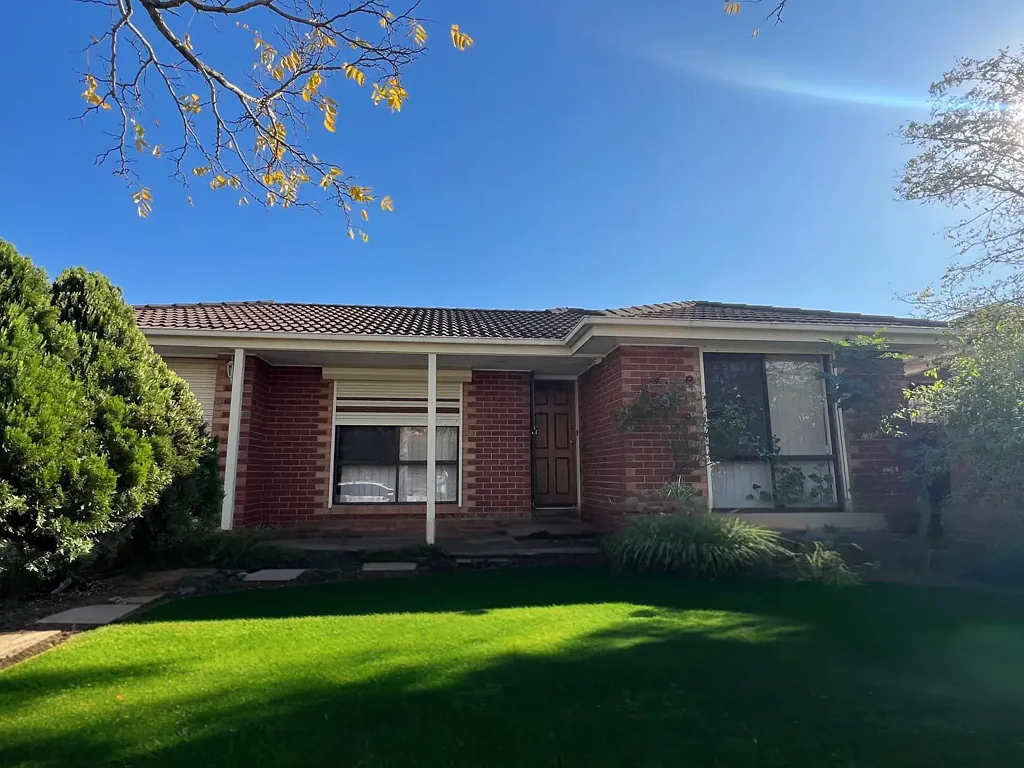 Narre Warren South 3房  Charming Family Home on a Generous Block - Walk to Everything!
