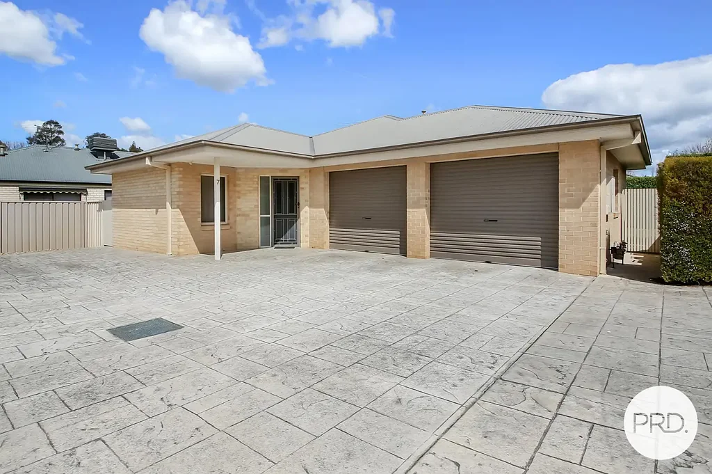 STUNNING 3 BEDROOM TOWNHOUSE!
