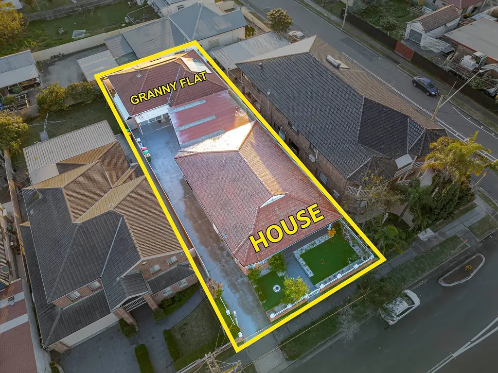 South Granville 6房 South Granville双砖住宅 两栋独立入口 紧邻学校交通 宽敞娱乐空间 多代同堂优选 Rare Double Brick Dual Occupancy - Two Independent Homes on One Title