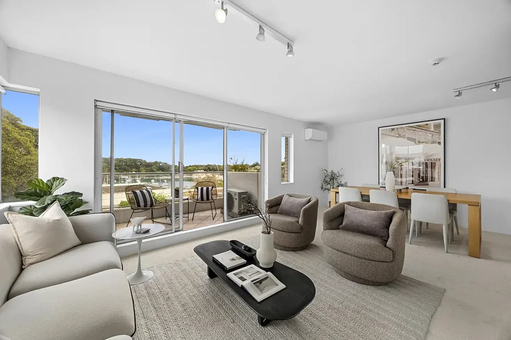 Mcmahons Point 2Kwarto Brilliant bay and city views, tidy apartment with scope to improve