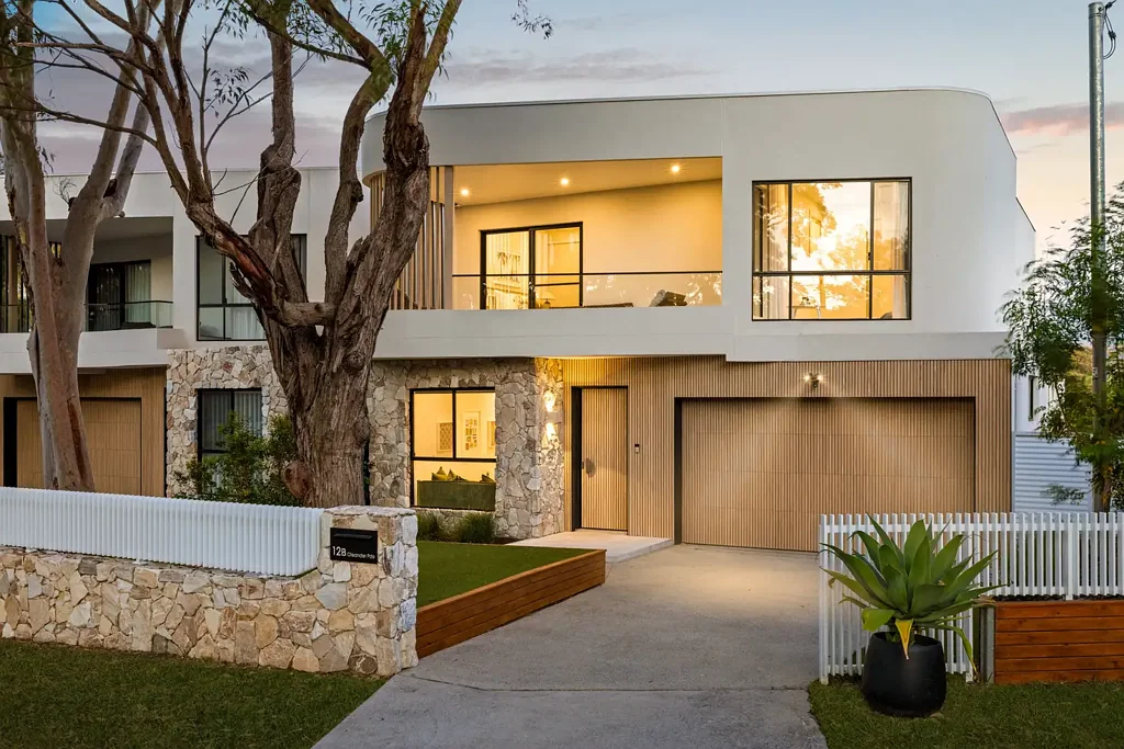 Caringbah South 4房 双砖结构坚固  东向采光完美  开阔室内外流连  加热地下泳池  美食厨房高端  主卧套房奢华  双车库带车道  宁静叶状景观  邻近Cronulla Beach Modern Family Luxury