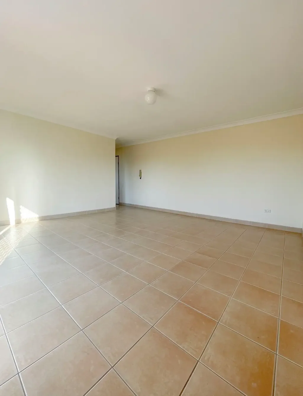 Location location !  Nepean Centro right at you door step!