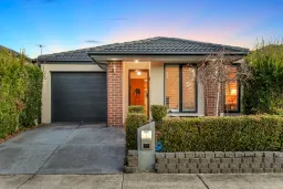 8 Collinson Way, Officer