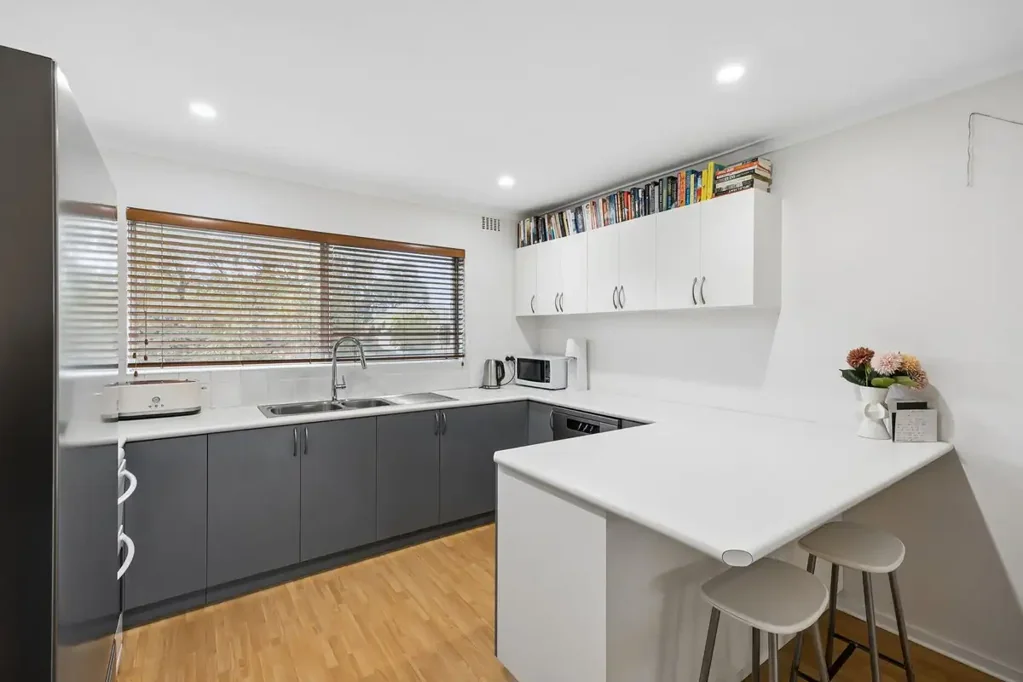 CHARMING 2 BEDROOM APARTMENT AVAILABLE SOON!