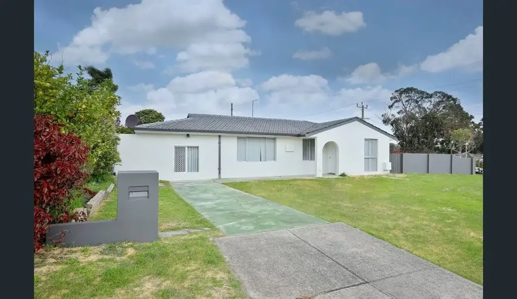Parmelia 4Habitaciones Stylish Family Home with Dual Frontage & Big Potential