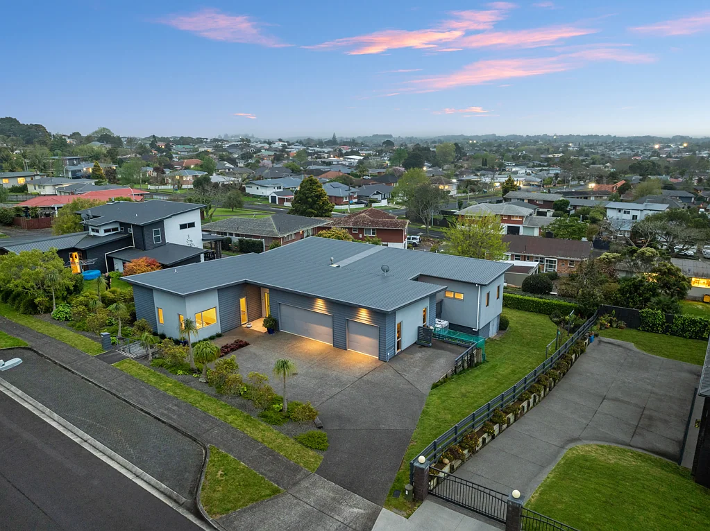 Pukekohe 4房 山景臻品×家庭友好型住宅典范！兼具卓越设计、周到布局与优越地段！ Stunning hillside family home