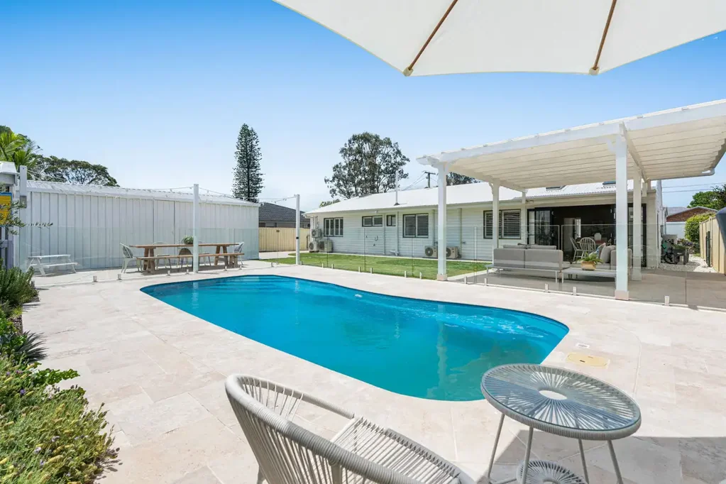 Birkdale 4房 海滨奢居典范 开放式空间设计 主卧带步入式衣帽间 大理石风格厨房 双车库配置 便捷学区环绕 未来奥运改造区 Coastal Elegance Meets Family Comfort