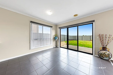 10 Victorking Drive, Point Cook, VIC 3030, 5房, 2浴, House