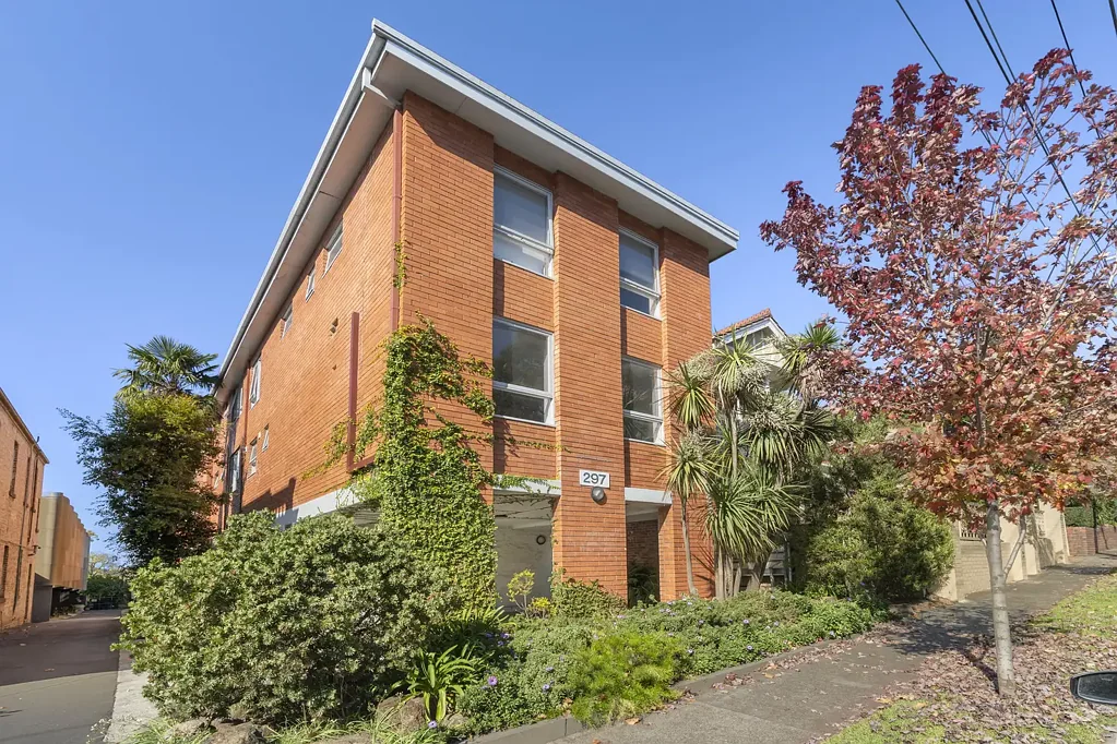 Bright and Spacious Apartment in a Prized Richmond Hill Location