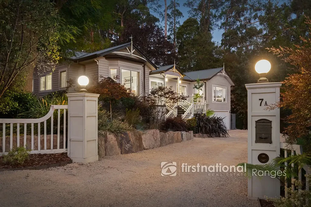 Ferny Creek 4房  私人山丘圣所，拥有令人叹为观止的景色和超过一英亩的土地  Spacious Family Home on Over an Acre.
Quality Throughout.