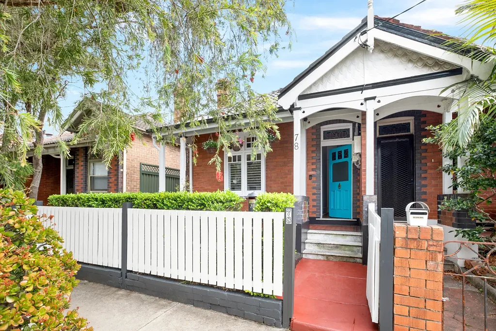 Marrickville 4कमरा Classic style with modern-day family appeal - plus guest studio