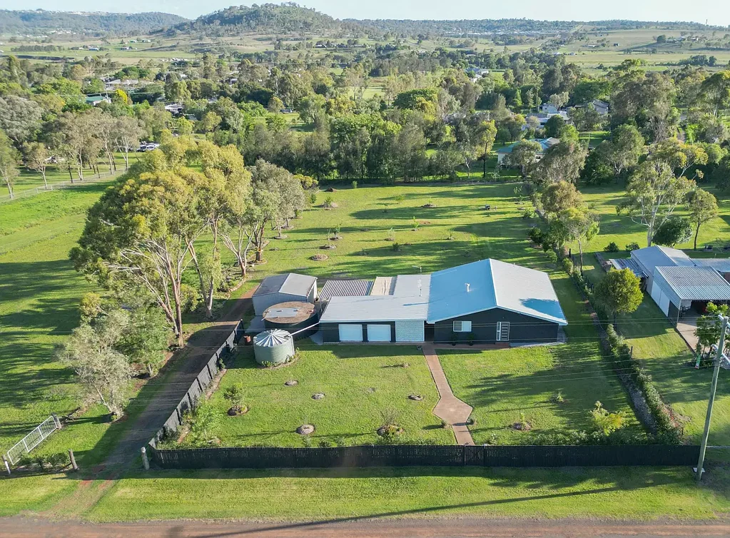 Gowrie Junction 3ਬੈੱਡਰੂਮ Updated Acreage Retreat on Over 2 Flood-Free Acres - Renovated Home, 6-Car Parking, Subdivision Potential