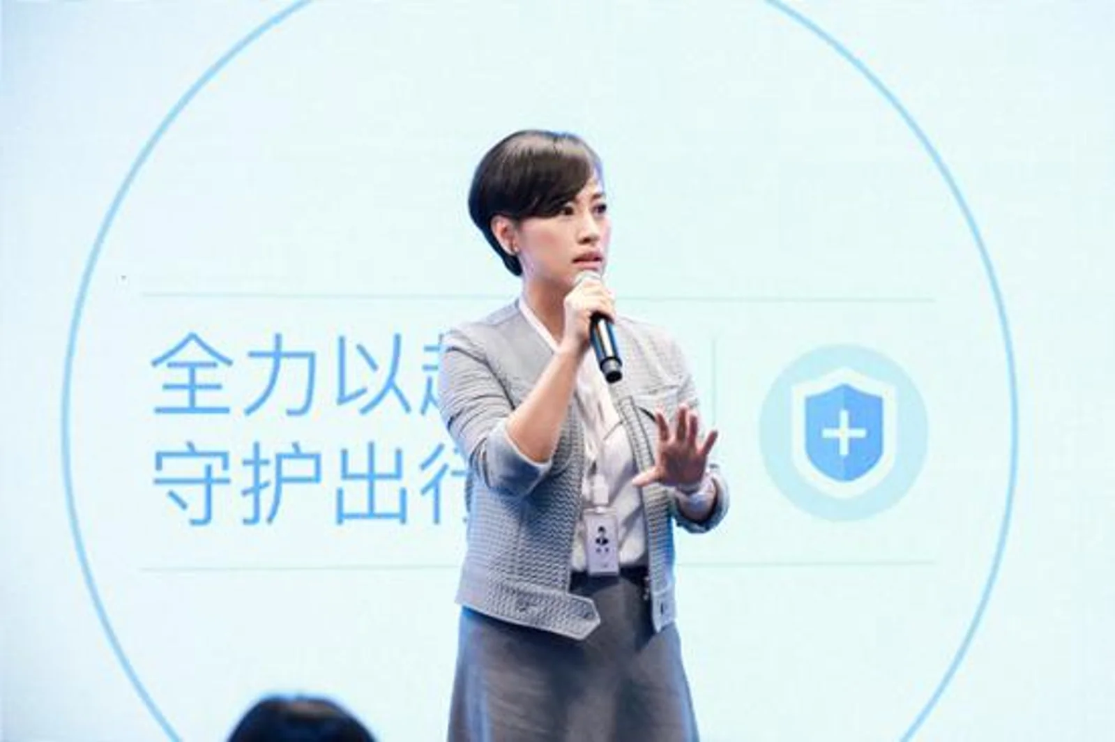 晚报|刘强东时隔8个月公开现身 特朗普抨击推特