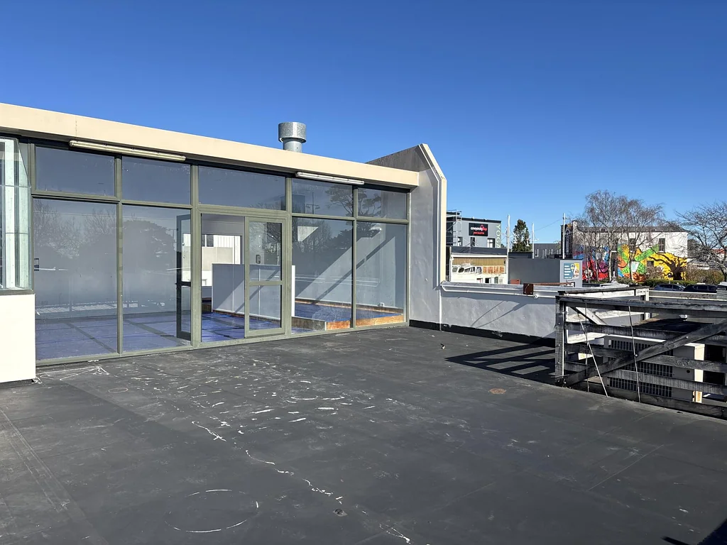 Pukekohe Sun-filled tenancy with rare outdoor area