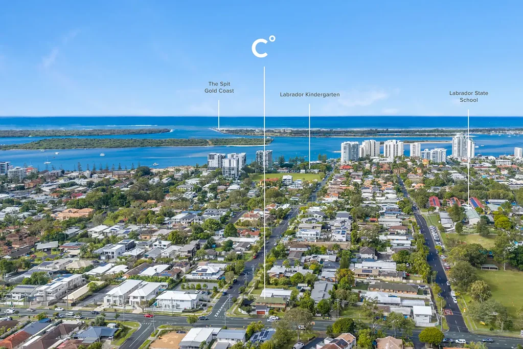 Labrador 3 Slaapkamer Renovated Corner Duplex with Versatile Living & Broadwater Convenience