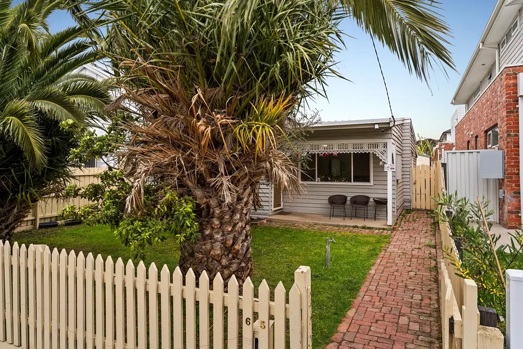 Newport 3 Bedroom Stylish Living - Walk to Newport Lakes & Train Station
