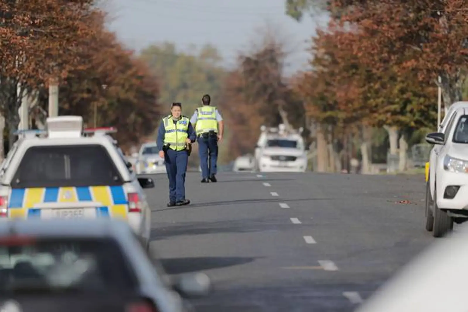 今晨奥克兰南区一男子手持砍刀搞破坏，被警方当场击毙！