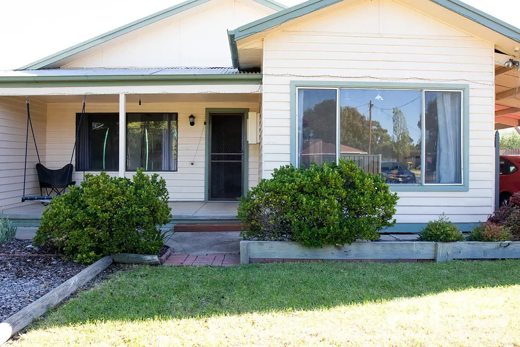 Kerang 5 Bedroom Modern Family Living in Prime Location