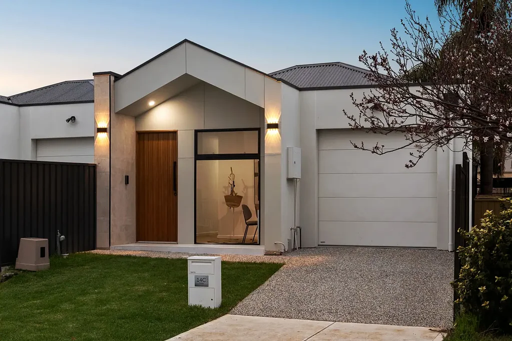 Magill 3Zimmer Brand-New Designer Luxury in Magill's Coveted Heart.