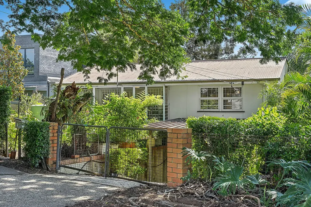 Toowong 3房 高耸Birdwood Terrace山脊，759平方米大地块，16.3米正面宽度，黄金地段建造梦想住所，周围优质住宅，靠近主要干道，Toowong生活首选！ On Top of the World in Toowong!