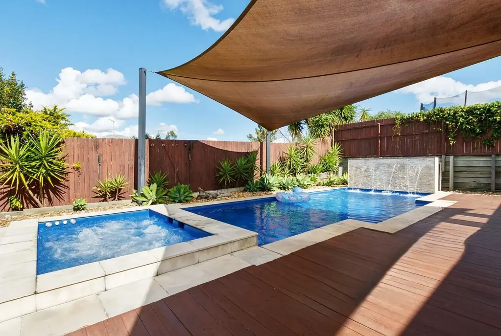 Flagstone 5 Bedroom A Flagstone Haven of Space, Style and Serenity!