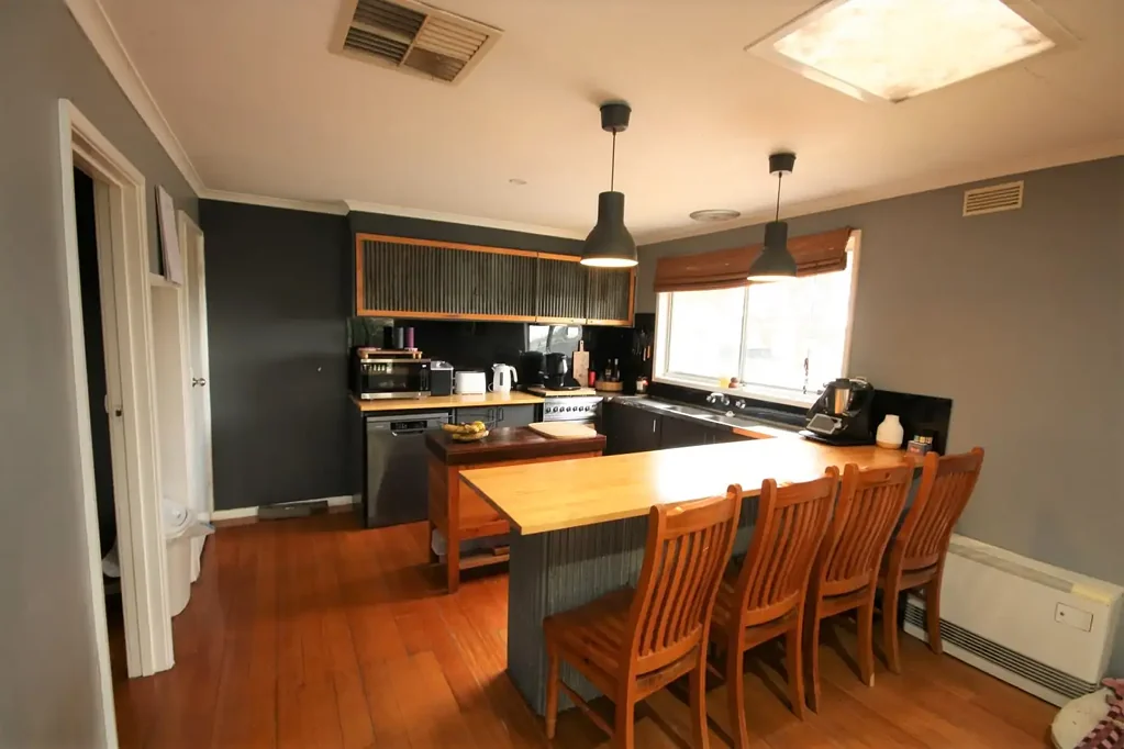 Rochester  SPACE, COMFORT & RURAL LIFESTYLE ON 6 ACRES