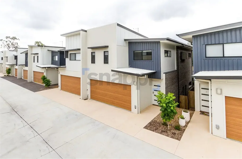 MORDEN 3 BEDROOM TOWNHOME in VERY QUIET AREA MCDOWALL ! SUPER SPACIOUS BEDROOMS