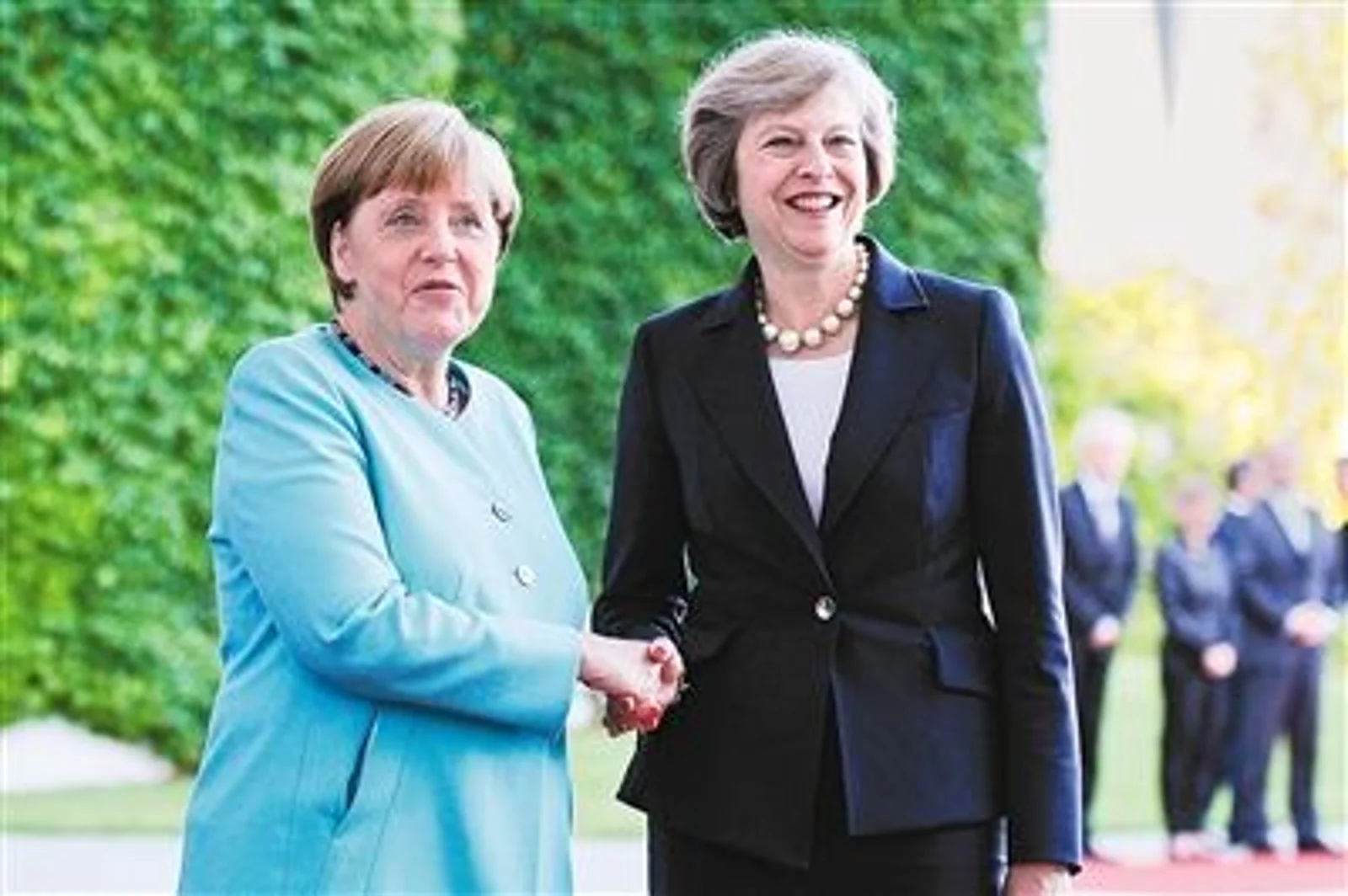 默克尔继承人联合德国商界致信英国：是时候放弃脱欧了