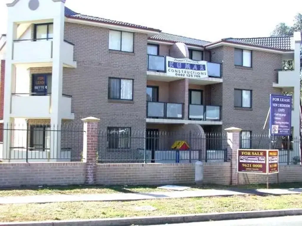 Mount Druitt 2房 大客厅卧室 全屋地板 镜面衣柜 主卧朝东阳台 现代厨房 独立厕所 内部洗衣房 锁车库 步行车站设施 Recently renovated Unit! Opp. Westfield, near train & hospital!