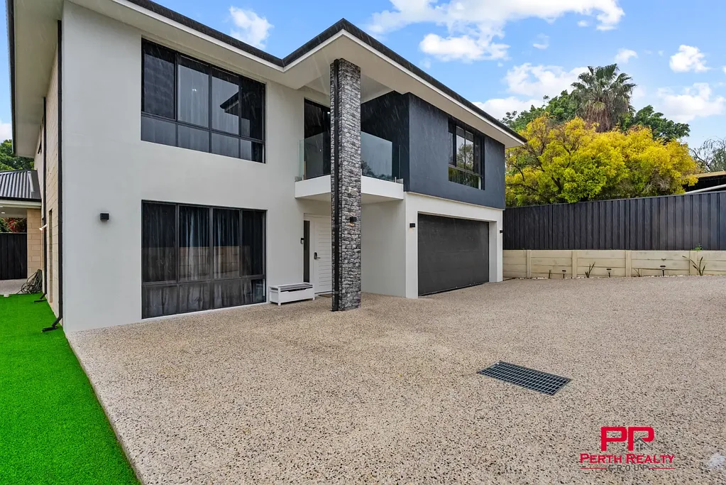 Cloverdale 5部屋 Contemporary Elegance Meets Exceptional Opportunity in Cloverdale