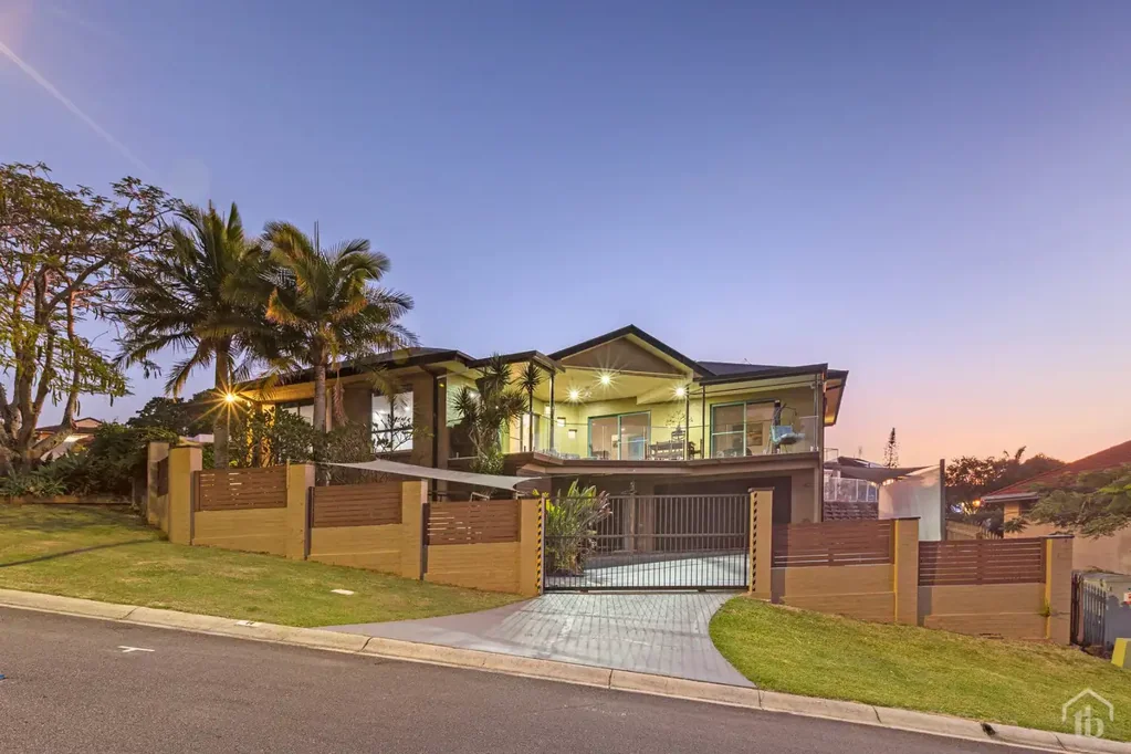Banora Point 5房  Substantial Family Home With Sprawling Ocean Views