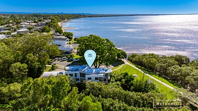 Deception Bay 5房 滨水1019平米 业主精心改造 海湾景观壮丽 成熟花园环绕 独立客房套房 多代同堂首选 Waterfront Sanctuary