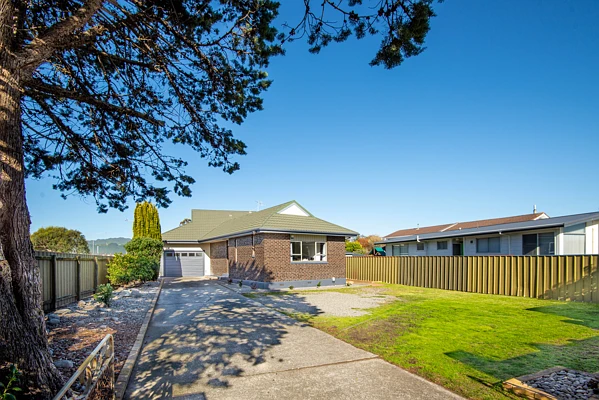 Paraparaumu Beach 4房  Charming Family Home with Large Corner Section