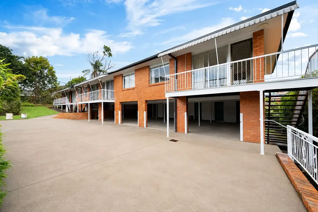 Annerley 7房 优质学区房 周租近2k 城区景观佳 停车位充足 稀有平地大宅 潜力再开发 Post-War Block of Flats with LMR2 Zoning on 1,017m2