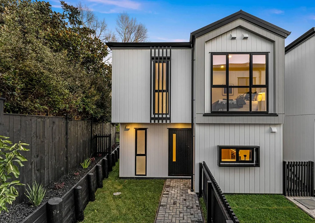 Glen Innes 3ห้องนอน Freestanding and Reserve Front!
