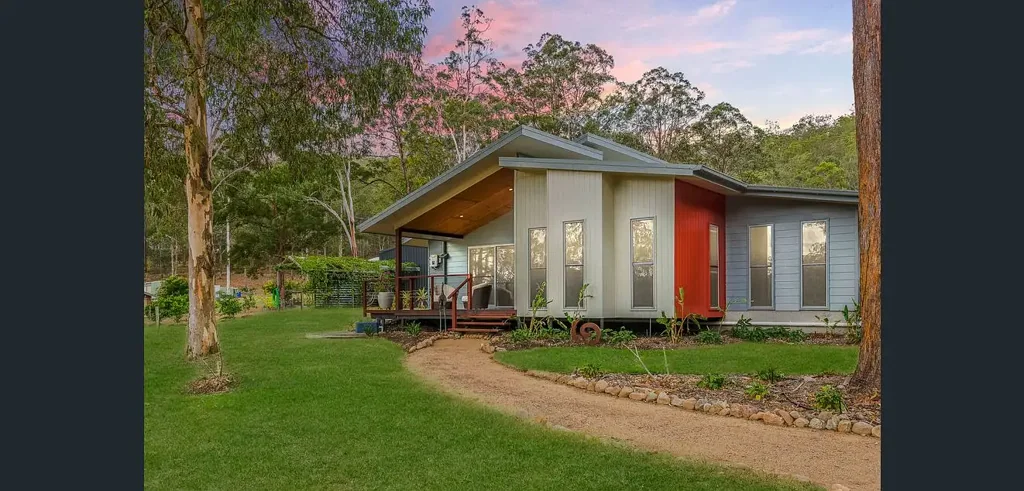 " Cottage lifestyle close to Samford Village "