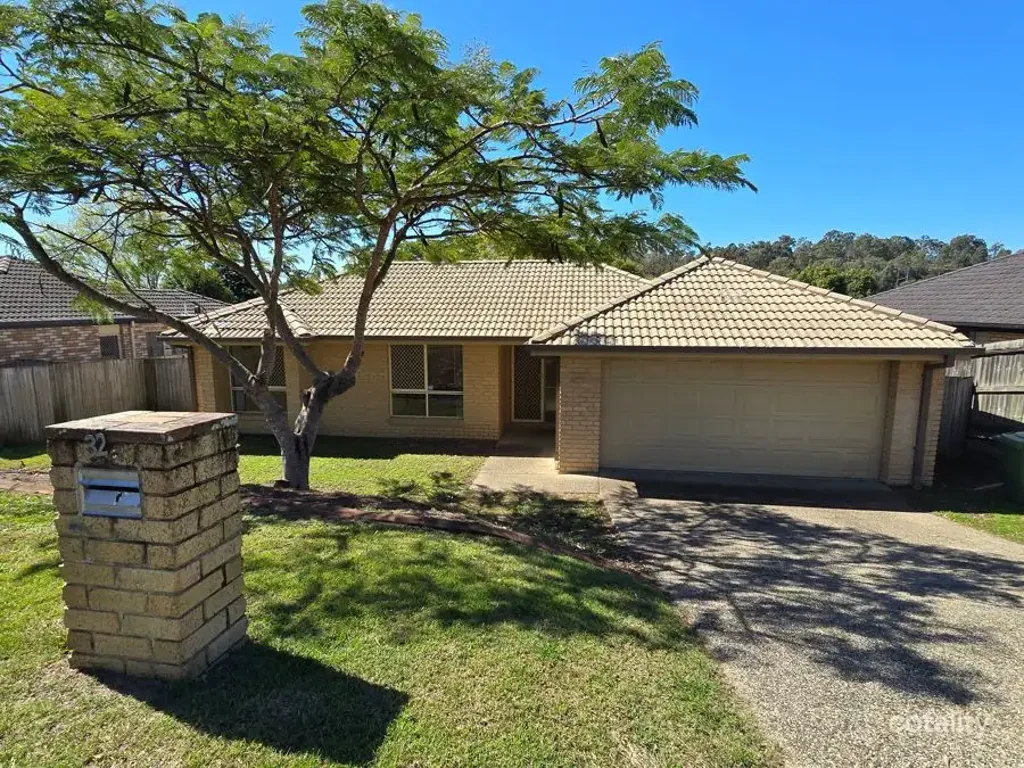 Redbank Plains 4Moenga 4 Bedroom , 2 Living Family Home on Large 700 m2 Block ...Walking Distance to all Ameneties