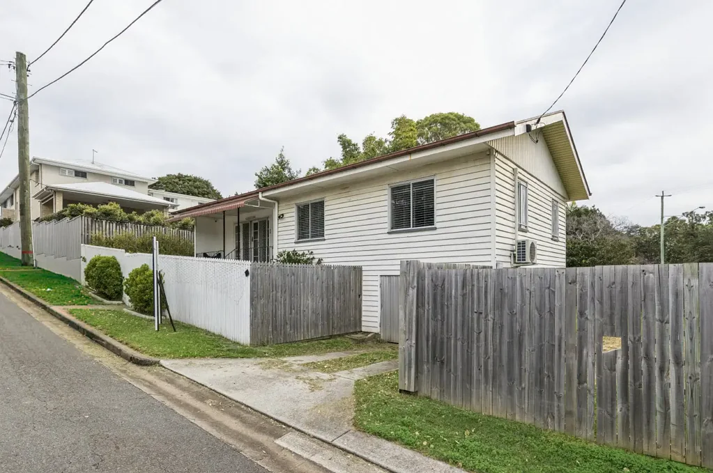 Kedron 3ห้องนอน Entry-Level Post-War Cottage in the Avenues!